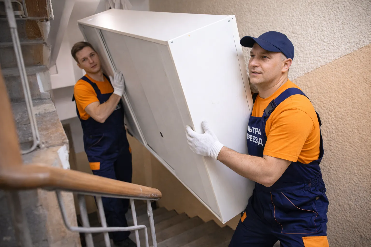 Вынос шкафа через узкую лестницу